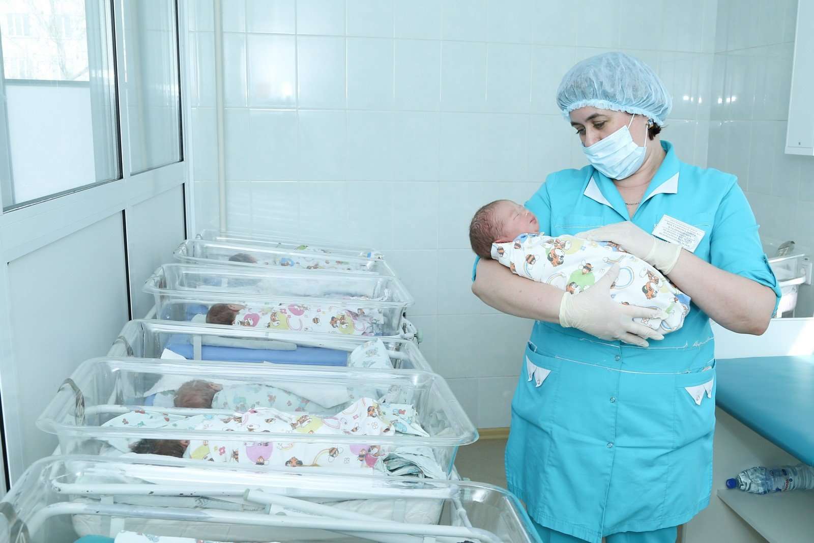 Первые врачи новорожденного. Новорожденные в родильном отделении. Роддом отделение новорожденных. Том род.